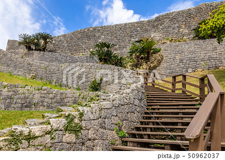 登城路三の曲輪へ 勝連城跡 登城路三の曲輪へ 勝連城跡 50962037