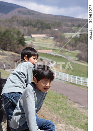 公園で遊ぶこども 公園で遊ぶこども 50962077