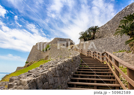 登城路三の曲輪へ 勝連城跡 50962589