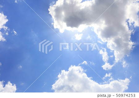 雲の多い青空 写真素材 青空 雲 青い空と白い雲の写真素材