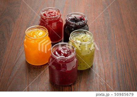 テーブルに置いた瓶詰めジャム 50985679
