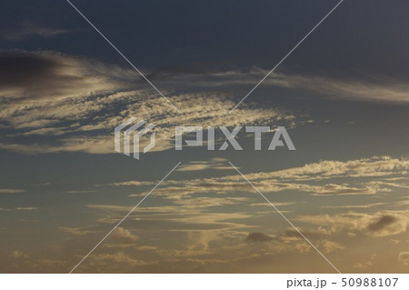 空高く舞い上がる雲、青く澄む空 空高く舞い上がる雲、青く澄む空 50988107