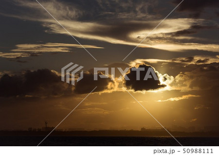 空高く舞い上がる雲、青く澄む空 空高く舞い上がる雲、青く澄む空 50988111