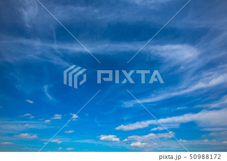 空高く舞い上がる雲、青く澄む空 空高く舞い上がる雲、青く澄む空 50988172