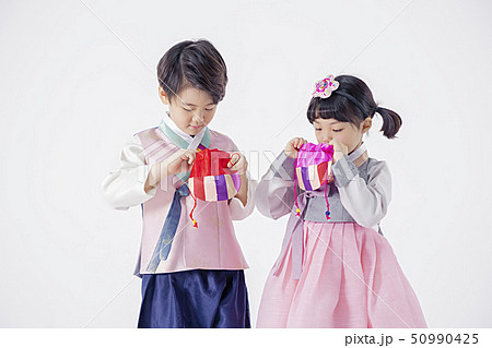 Children dress up in rainbow-colored Hanbok 051 Children dress up in rainbow-colored Hanbok 051 50990425