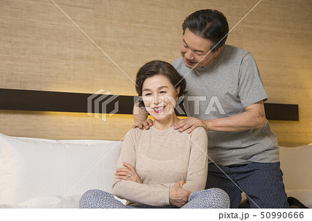 Portrait of senior couple 382 50990666