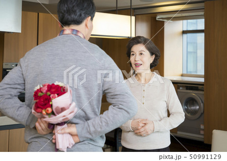 Portrait of senior couple 145 50991129
