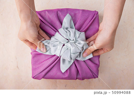 Korean traditional wrapping cloth, refreshments and greeting card 105 50994088
