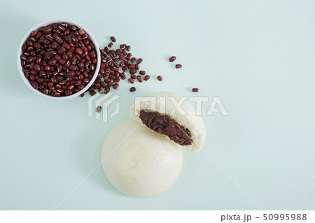 Korean people enjoy to eat various snack in winter time. Popular winter snack foods is hoppang, fish cake and so on. 139 Korean people enjoy to eat various snack in winter time. Popular winter snack foods is hoppang, fish cake and so on. 139 50995988