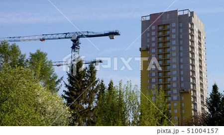 construction of an apartment building 51004157