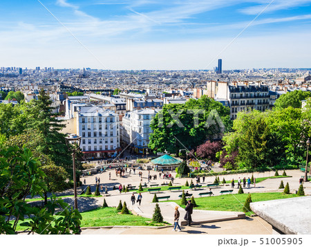モンマルトルの丘から眺めるパリの町並み 51005905