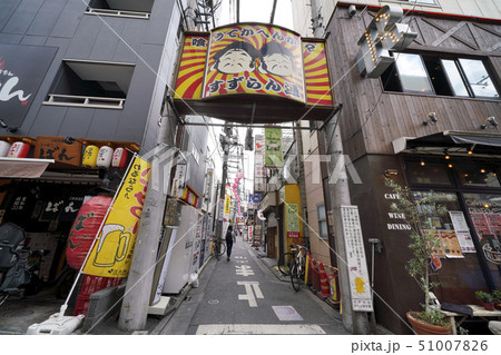 日本の東京都市景観　三軒茶屋駅前のすずらん通を望む 51007826