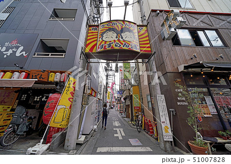 日本の東京都市景観　三軒茶屋駅前のすずらん通を望む 51007828