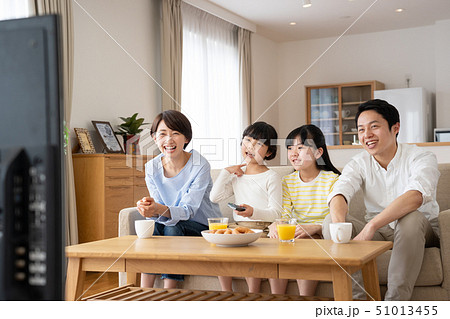親子 リビング テレビ ファミリーイメージ 親子 リビング テレビ ファミリーイメージ 51013455