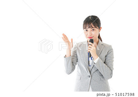 プレゼンをするビジネスウーマン 51017598