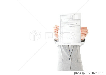履歴書を持つビジネスウーマン 履歴書を持つビジネスウーマン 51024093