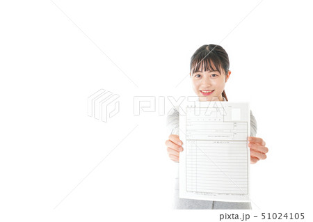 履歴書を持つビジネスウーマン 51024105