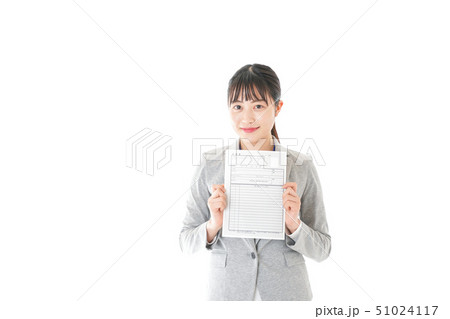 履歴書を持つビジネスウーマン 履歴書を持つビジネスウーマン 51024117