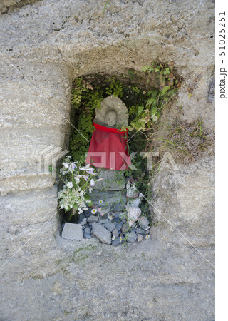 地蔵堂跡地の崖にある地蔵尊（鎌倉市台） 51025251