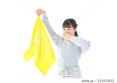 洗濯物を臭う若い女性 51032832