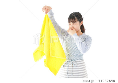 洗濯物を臭う若い女性 洗濯物を臭う若い女性 51032840