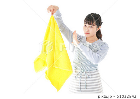 洗濯物を臭う若い女性 51032842