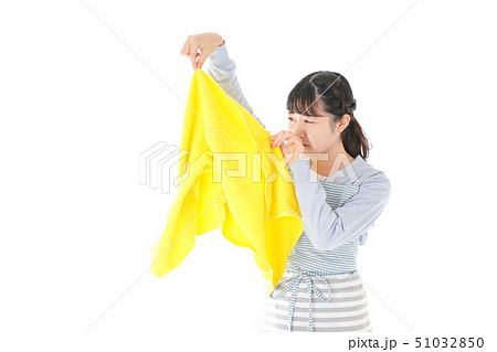 洗濯物を臭う若い女性 51032850