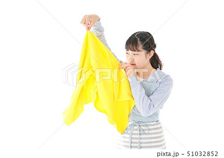 洗濯物を臭う若い女性 洗濯物を臭う若い女性 51032852