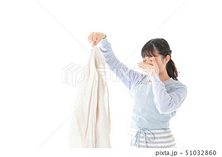 洗濯物を臭う若い女性 洗濯物を臭う若い女性 51032860