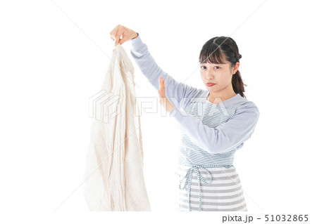 洗濯物を臭う若い女性 洗濯物を臭う若い女性 51032865