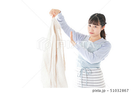 洗濯物を臭う若い女性 洗濯物を臭う若い女性 51032867