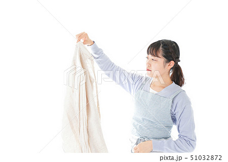 洗濯物を臭う若い女性 洗濯物を臭う若い女性 51032872