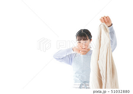 洗濯物を臭う若い女性 洗濯物を臭う若い女性 51032880