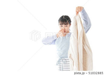 洗濯物を臭う若い女性 洗濯物を臭う若い女性 51032885