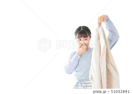 洗濯物を臭う若い女性 洗濯物を臭う若い女性 51032891