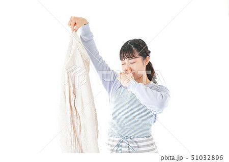 洗濯物を臭う若い女性 洗濯物を臭う若い女性 51032896