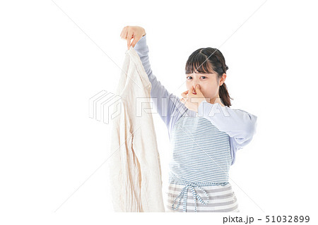 洗濯物を臭う若い女性 洗濯物を臭う若い女性 51032899