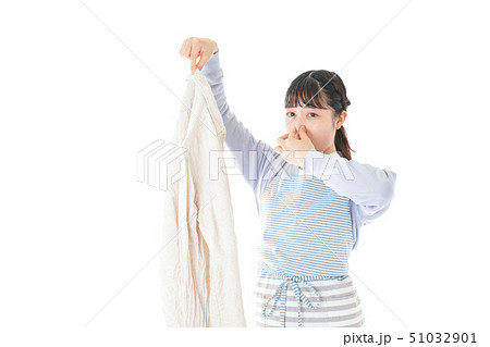 洗濯物を臭う若い女性 洗濯物を臭う若い女性 51032901