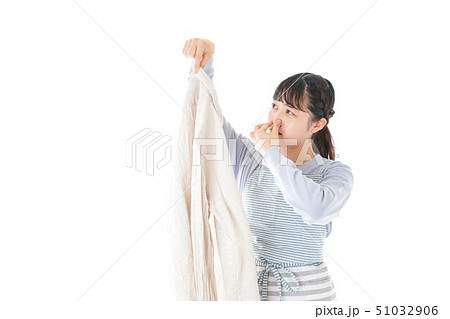 洗濯物を臭う若い女性 洗濯物を臭う若い女性 51032906