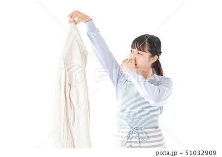 洗濯物を臭う若い女性 洗濯物を臭う若い女性 51032909