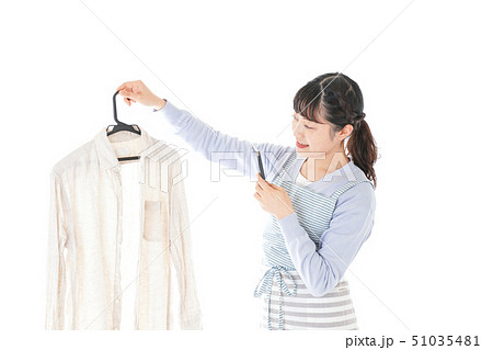 フリマアプリで出品をする若い女性 フリマアプリで出品をする若い女性 51035481
