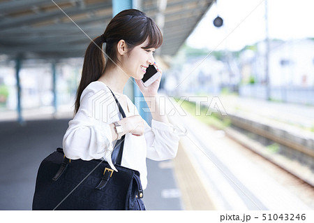 若い女性 駅のホーム 撮影協力「京王電鉄株式会社」 若い女性 駅のホーム 撮影協力「京王電鉄株式会社」 51043246