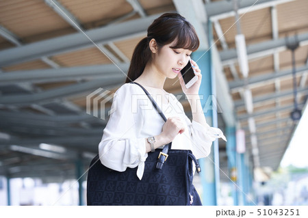 若い女性　駅のホーム　撮影協力「京王電鉄株式会社」 51043251