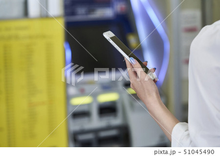 若い女性　券売機　撮影協力「京王電鉄株式会社」 51045490