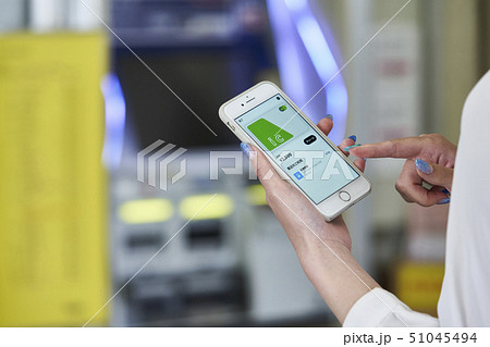 若い女性　券売機　撮影協力「京王電鉄株式会社」 51045494