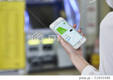 若い女性 券売機 撮影協力「京王電鉄株式会社」 若い女性 券売機 撮影協力「京王電鉄株式会社」 51045496
