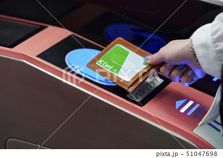 駅　電車　女性　改札　撮影協力「京王電鉄株式会社」 51047698