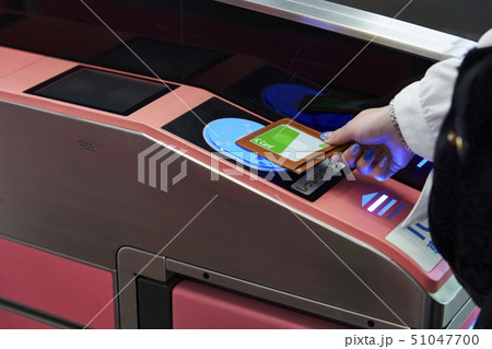 駅　電車　女性　改札　撮影協力「京王電鉄株式会社」 51047700