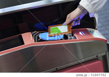 駅　電車　女性　改札　撮影協力「京王電鉄株式会社」 51047702