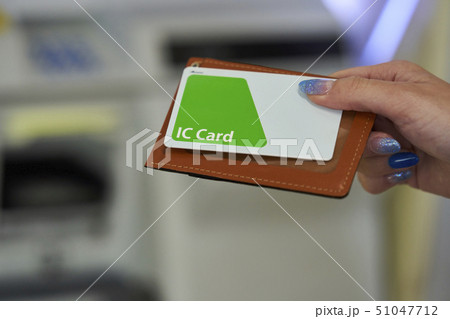 駅　電車　女性　改札　撮影協力「京王電鉄株式会社」 51047712